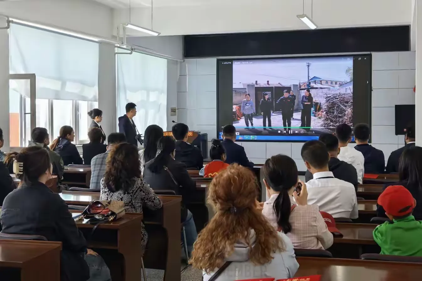 市安消防向小学捐赠消防物资及学习用品.png