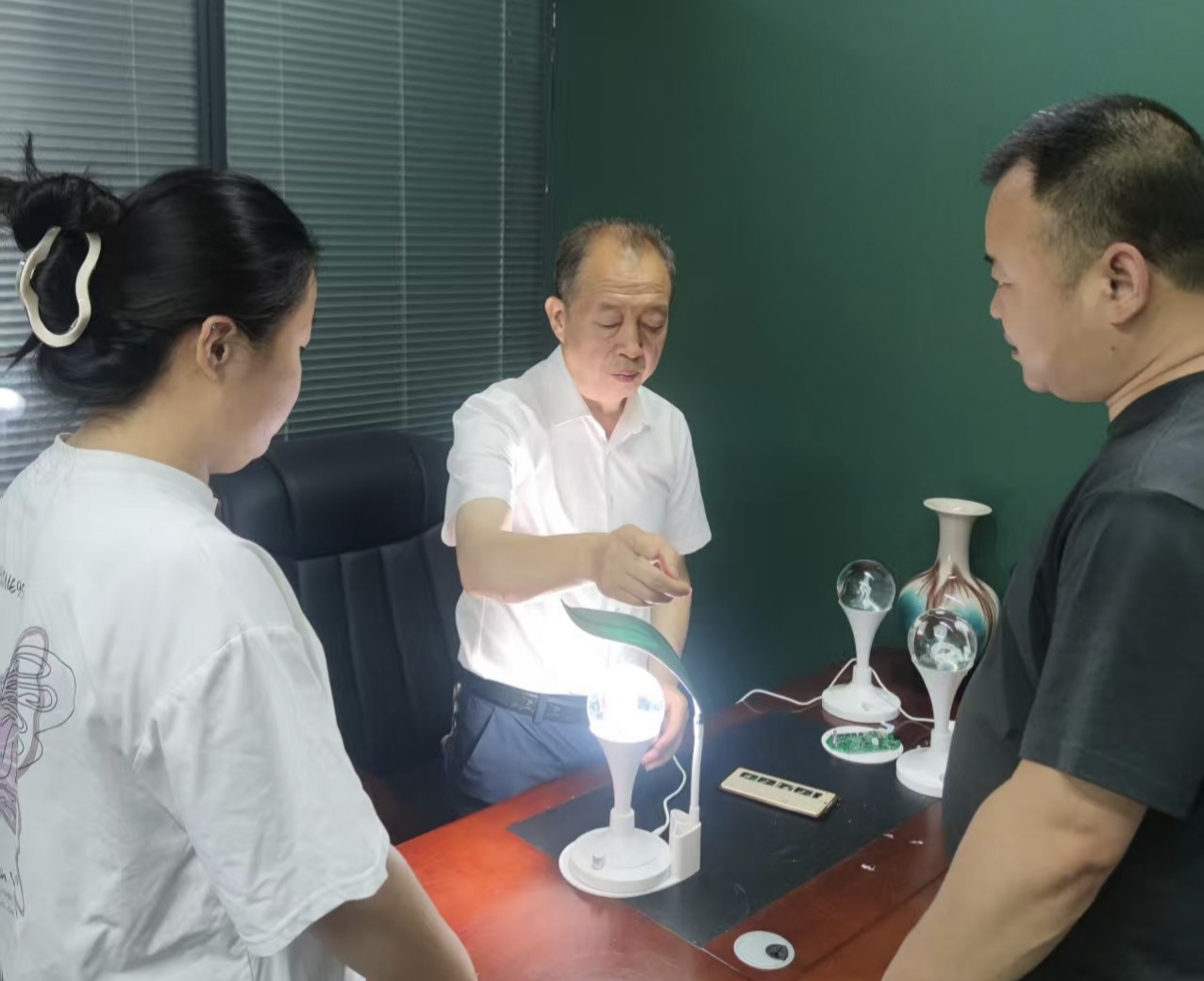 米克智造推出创新柔光灯，以科技守护青少年视力健康.jpg